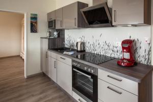 eine Küche mit einem roten Mixer auf der Theke in der Unterkunft Ferienwohnung Nordseegrill in Borkum