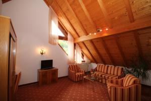 TV a/nebo společenská místnost v ubytování Hotel-Restaurant Hirsch