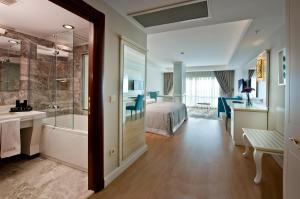 Ein Badezimmer in der Unterkunft Prime Boutique Hotel