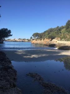 Una vista de un cuerpo de agua con una playa. en CALA SERENA BEACH 5, en Cala Serena