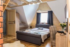 una camera da letto con letto in mansarda di Willa CHWOST-w pobliżu Zakopanego i Term a Zakopane