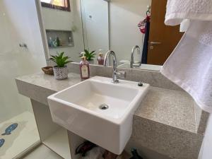 Ένα μπάνιο στο Apartamento em barra grande - Villaggio di Mare - apto 02 bl 04 - Garden