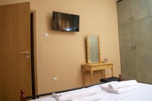 baño con espejo y lavabo con toallas en Midtown Place Apartment DORIS 1 with garage, en Plovdiv