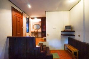 通帕蓬Baan Chai Dan的带桌子和电视的客厅