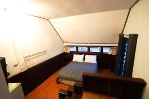 通帕蓬Baan Chai Dan的房间里有一张床的小卧室