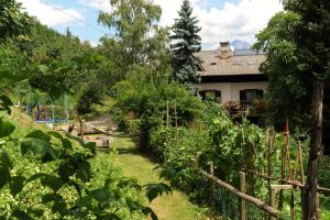 un jardín con una casa en el fondo en Rebleitenhof, en Lana