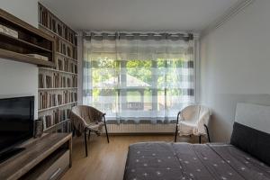 A bed or beds in a room at Arborétum Nyaraló Szarvas - Kültéri jakuzzival
