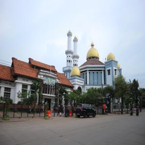 uma mesquita com um carro estacionado em frente em Howard Johnson By Wyndham Pekalongan em Pekalongan
