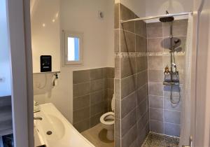 y baño con ducha, lavabo y aseo. en Location gîte campagne en Provence - Vaucluse, en Pernes-les-Fontaines