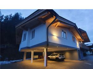 dom z samochodem zaparkowanym przed nim w obiekcie Alpen Appartements Viehhofen - incl Sommercard Zell am See Viehhofen w mieście Viehhofen
