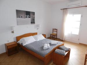 Tempat tidur dalam kamar di Pasithea Folegandros