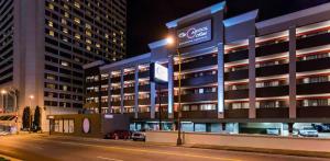 ナッシュビルにあるThe Capitol Hotel Downtown, an Ascend Collection Hotelの側面に看板がある建物