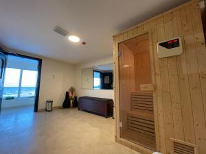 ein Zimmer mit einer Holztür und einer Treppe in einem Haus in der Unterkunft Turtle Beach Resort in Ras al-Hadd