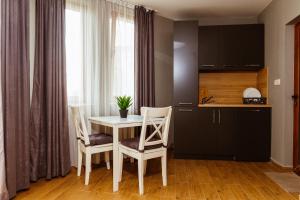 una cucina con tavolo e sedie in una stanza di Семеен хотел АРИЗОНА a Pavel Banya