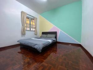 1 dormitorio con cama y ventana en Unicorn Homestay @ Cameron Highland en Tanah Rata