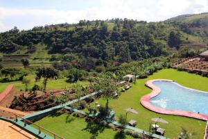 Uitzicht op het zwembad bij Ngorongoro Marera Mountain View Lodge of in de buurt