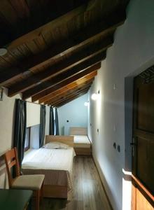 sypialnia z 2 łóżkami w pokoju z sufitem w obiekcie Danailovi Guest House w mieście Saparewa Banja