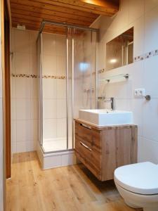Kylpyhuone majoituspaikassa Gästehaus Pöppl