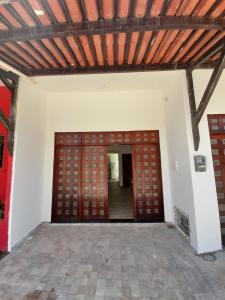 Praias Bellas Aconchegante Duplex في بيرانجي دو نورتي: باب مفتوح لمبنى بسقف خشبي