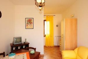 a living room with a couch and a table at Agriturismo Villa Martis in Passignano sul Trasimeno