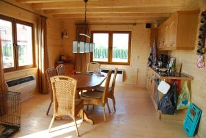 una sala da pranzo con tavolo e sedie in una cabina di Villa Dalski a Piechowice