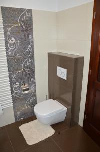 een badkamer met een toilet en een muur met graffiti bij M2-Apartment in Szombathely