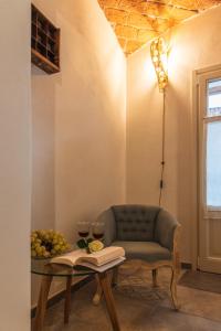 A seating area at Acini e Rose