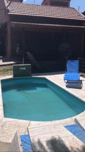 una silla azul sentada junto a una piscina en Complejo Norte en Merlo