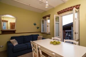 A seating area at Acini e Rose