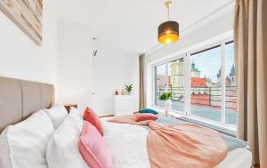 sypialnia z łóżkiem z poduszkami i oknem w obiekcie Residence Rybna 9- Old Town w Pradze