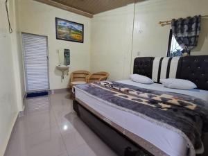 Tempat tidur dalam kamar di WELCOME TO WISMA SUNRISE GUEST HOUSE 10 minutes by walking to the big fruit market