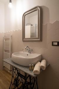 A bathroom at Acini e Rose