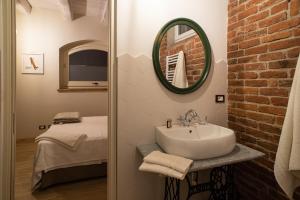 A bathroom at Acini e Rose
