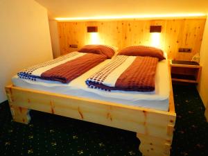 
Ein Bett oder Betten in einem Zimmer der Unterkunft Haus Alpenfriede
