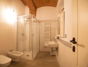 A bathroom at Acini e Rose