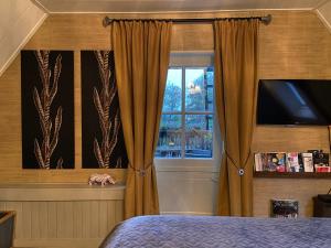 a bedroom with a bed and a window at Agapanthus bed and breakfast in Hoogkarspel