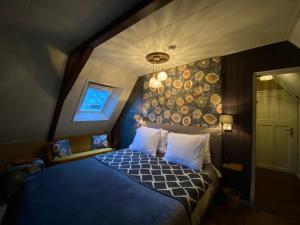 a bedroom with a blue bed in a room at Agapanthus bed and breakfast in Hoogkarspel
