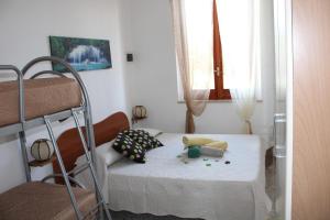 マラウサにあるDolci Paesaggiのベッドルーム1室(テディベア付きのベッド1台付)