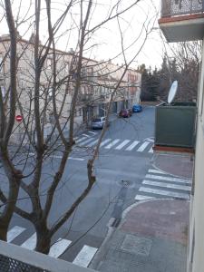 una vista desde una ventana de una calle con un árbol en Apartamento en la costa brava, en Palafrugell
