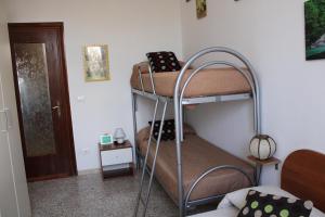 マラウサにあるDolci Paesaggiのベッドルーム1室(二段ベッド2組付)