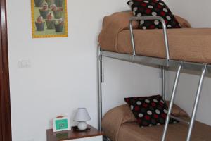 マラウサにあるDolci Paesaggiの二段ベッド(椅子、ランプ付)が備わるドミトリールームのベッド1台分です。