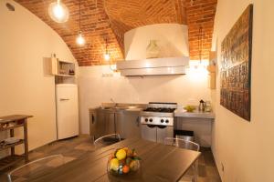 A kitchen or kitchenette at Acini e Rose