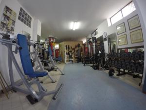 um ginásio com halteres e pesos numa sala em La Tenuta del Barone em SantʼAgata deʼ Goti