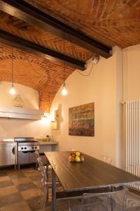 A kitchen or kitchenette at Acini e Rose