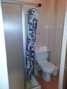 ブラックプールにあるJesmond International Hotelのトイレとシャワーカーテン付きのバスルーム +40枚の写真