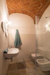 A bathroom at Acini e Rose