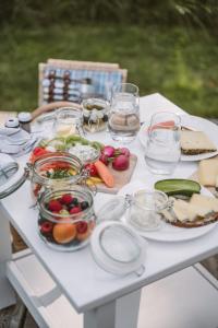 una mesa blanca con platos de comida. en refugium am see en Seeboden