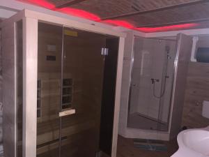 Kúpeľňa v ubytovaní Balaton Wellness Tom Cat nyaraló 1 wellness és 1 gyermekbarát apartmannal