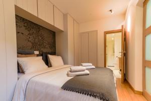 1 dormitorio con 1 cama grande y toallas. en Guesthouse Westende, en Middelkerke