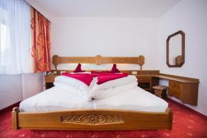 A bed or beds in a room at Schönauer Hof